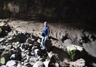 Inside Jameos de la Puerta Falsa.jpg